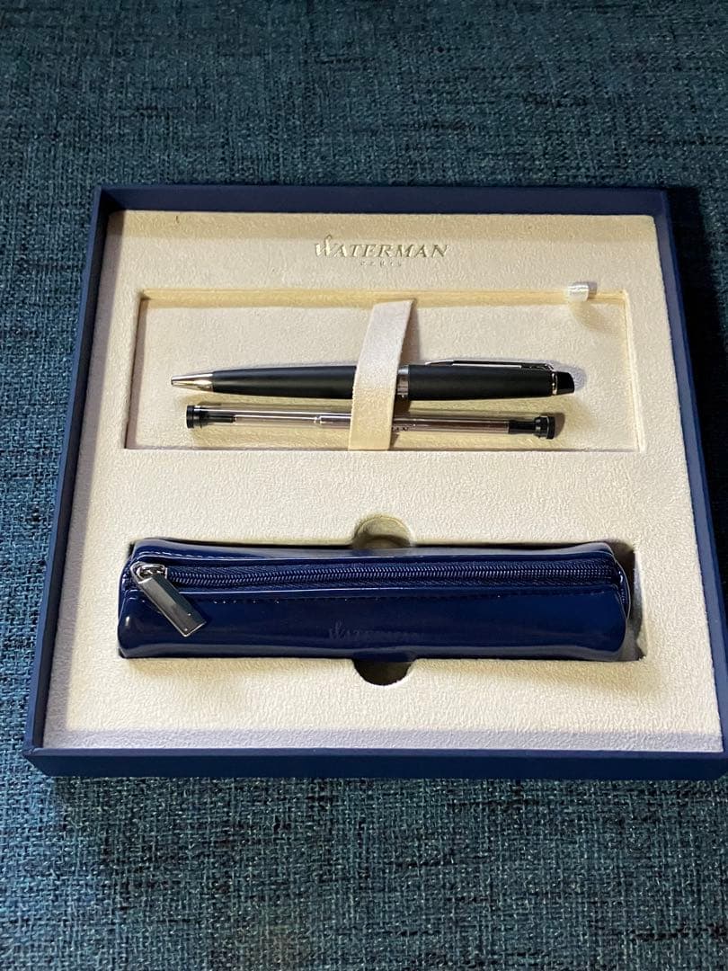 Black Waterman fountain pen measuring 14 cm with sleek design and gold accents