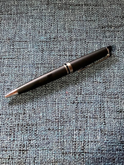 Black Waterman fountain pen measuring 14 cm with sleek design and gold accents