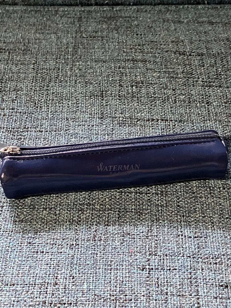 Black Waterman fountain pen measuring 14 cm with sleek design and gold accents