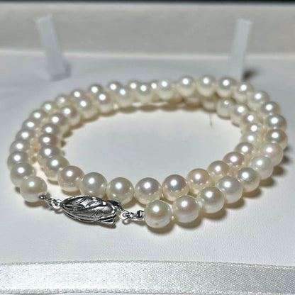 Akoya pearl necklace with round white pearls 6.6 to 7.0 mm on a 40.5cm silver chain