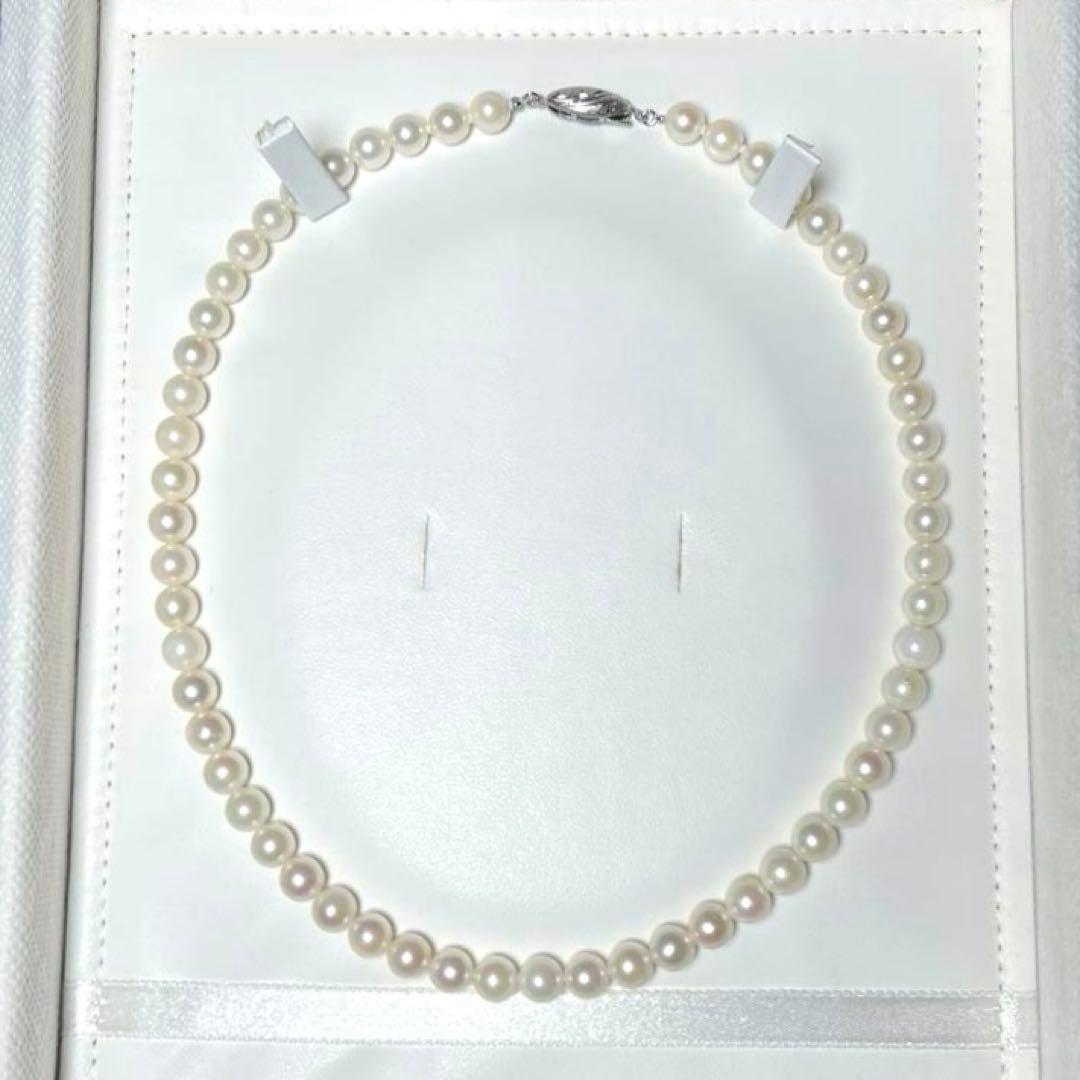 Akoya pearl necklace with round white pearls 6.6 to 7.0 mm on a 40.5cm silver chain