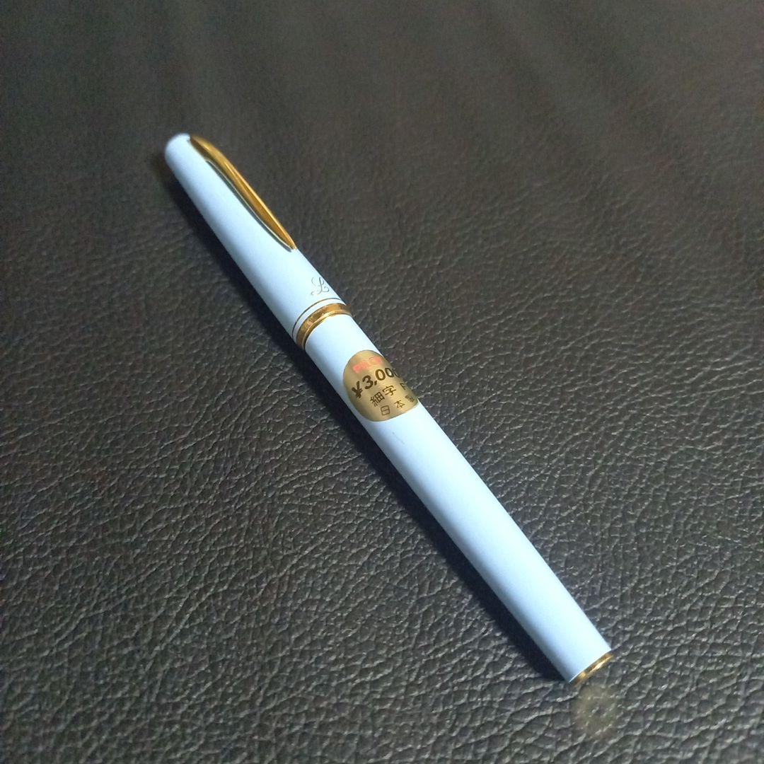 Pilot Lady discontinued vintage fountain pen H184 1984 model, fine golden point, shown without ink