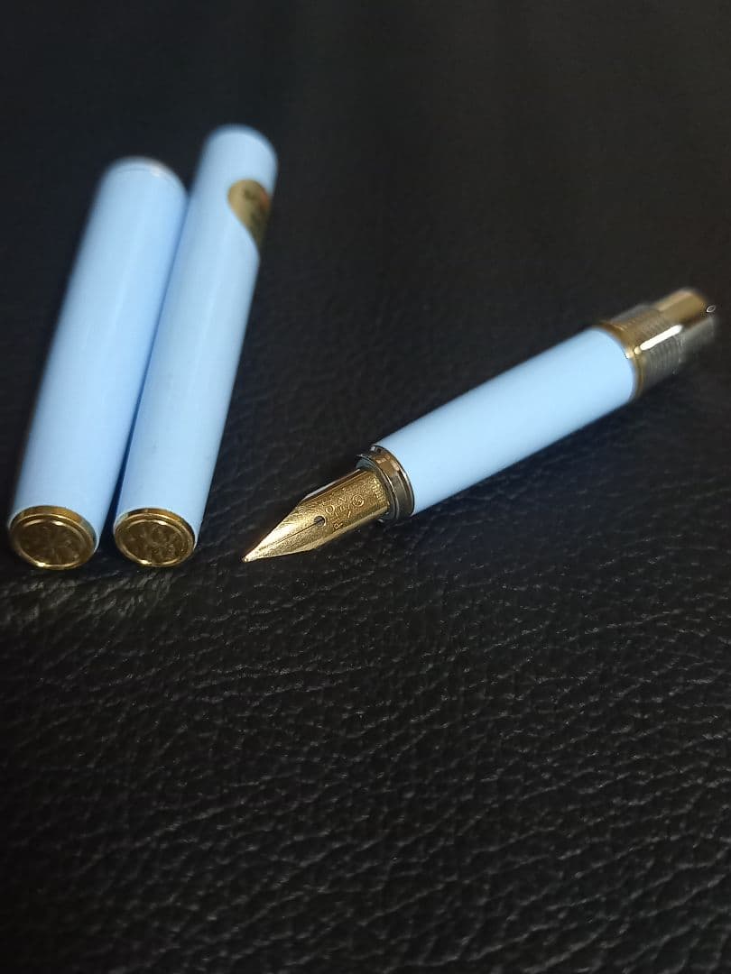 Pilot Lady discontinued vintage fountain pen H184 1984 model, fine golden point, shown without ink