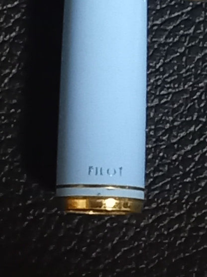 Pilot Lady discontinued vintage fountain pen H184 1984 model, fine golden point, shown without ink