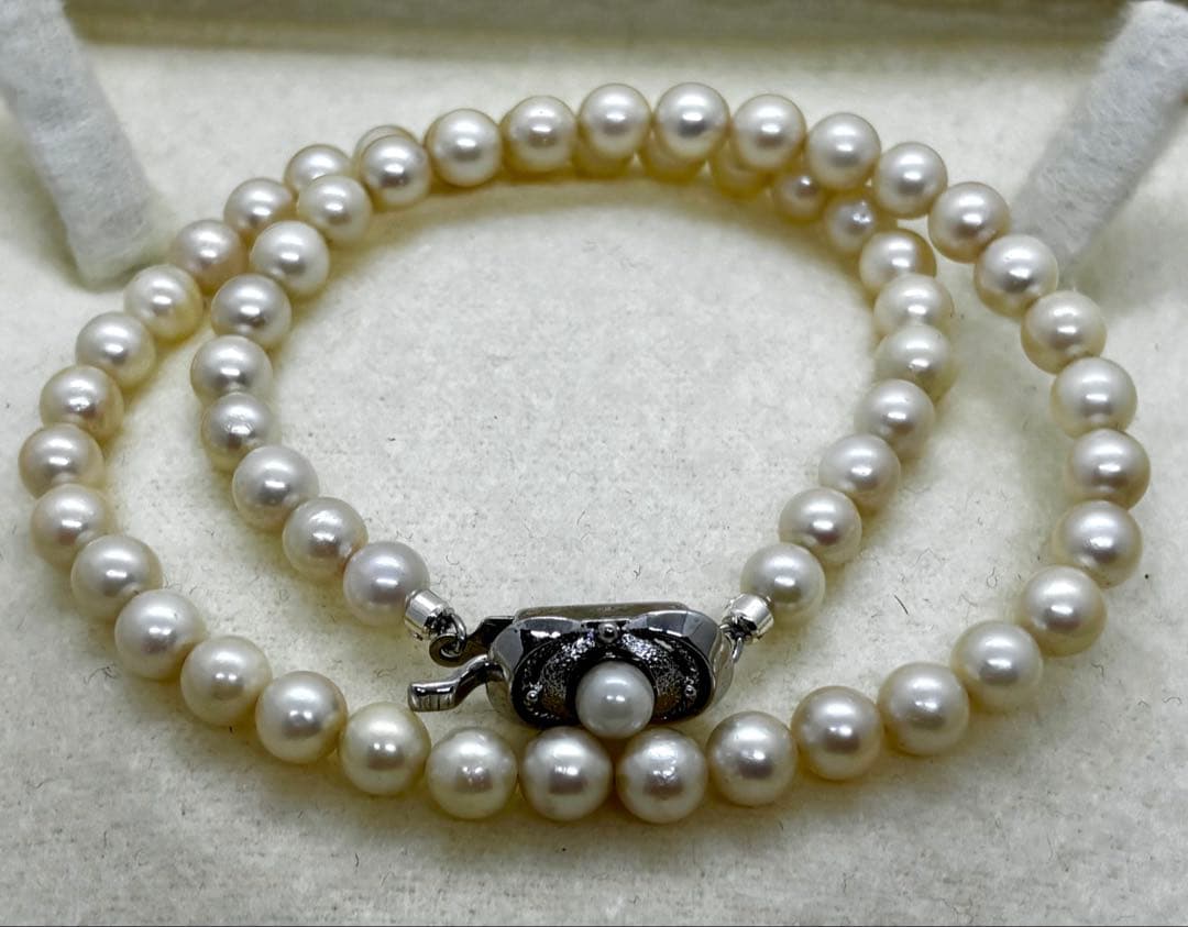 Akoya pearl necklace with 6-6.5 mm white pearls on a 40 cm strand