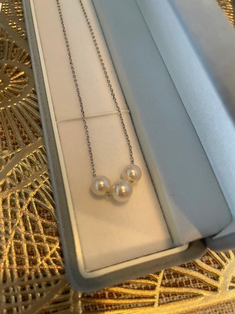 Akoya pearl necklace pendant with good luster displayed on a white background