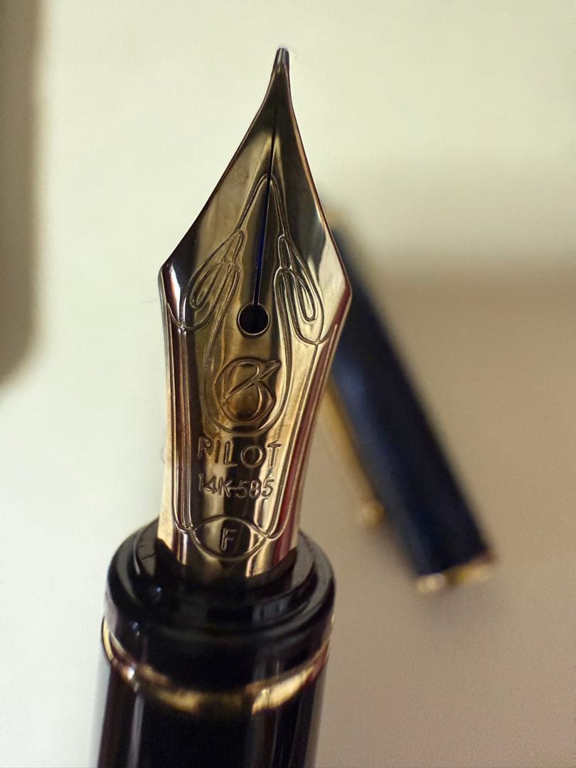 Pilot Pen GRANCE Blue Marble 14K fountain pen with blue marble barrel and gold accents