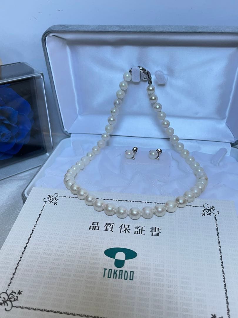 8.5mm Akoya pearl necklace with silver clasp and matching round pearl earrings featuring exposed flesh markings