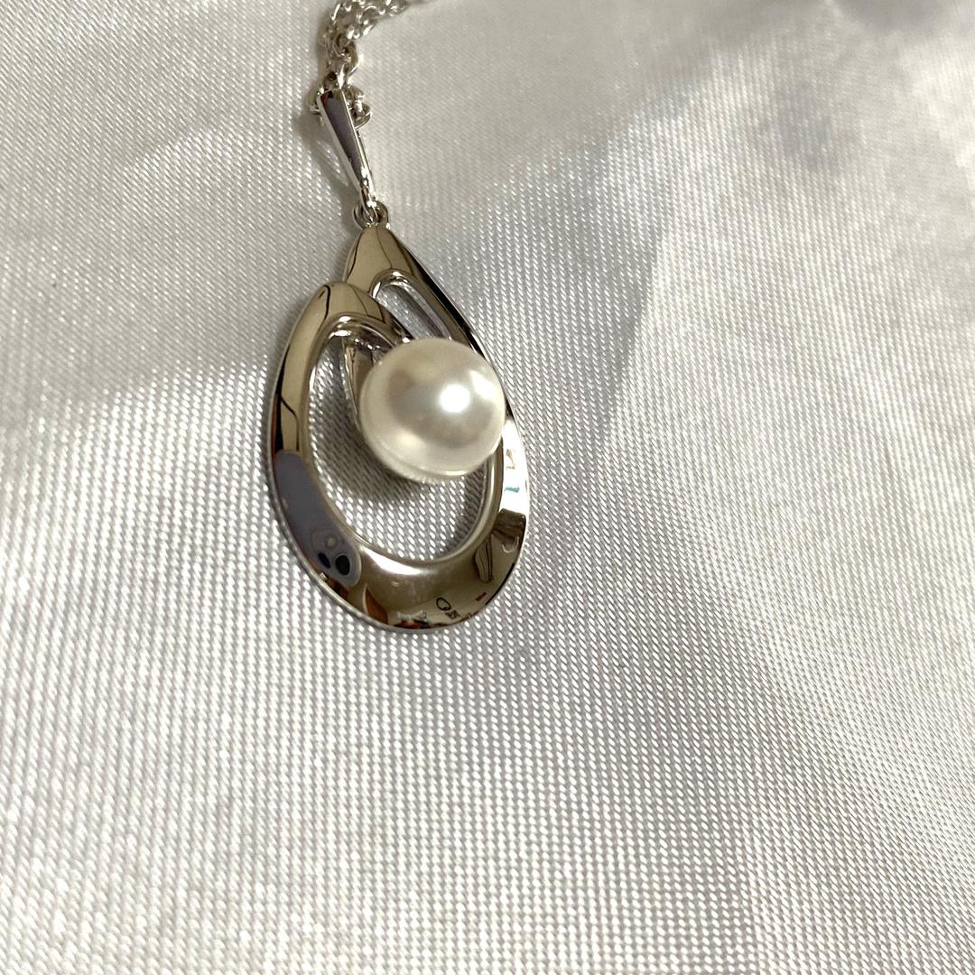 Mikimoto Akoya Pearl Leaf Necklace featuring 6mm pearls and a 1.2 x 2 cm leaf pendant on a 40.5 cm chain