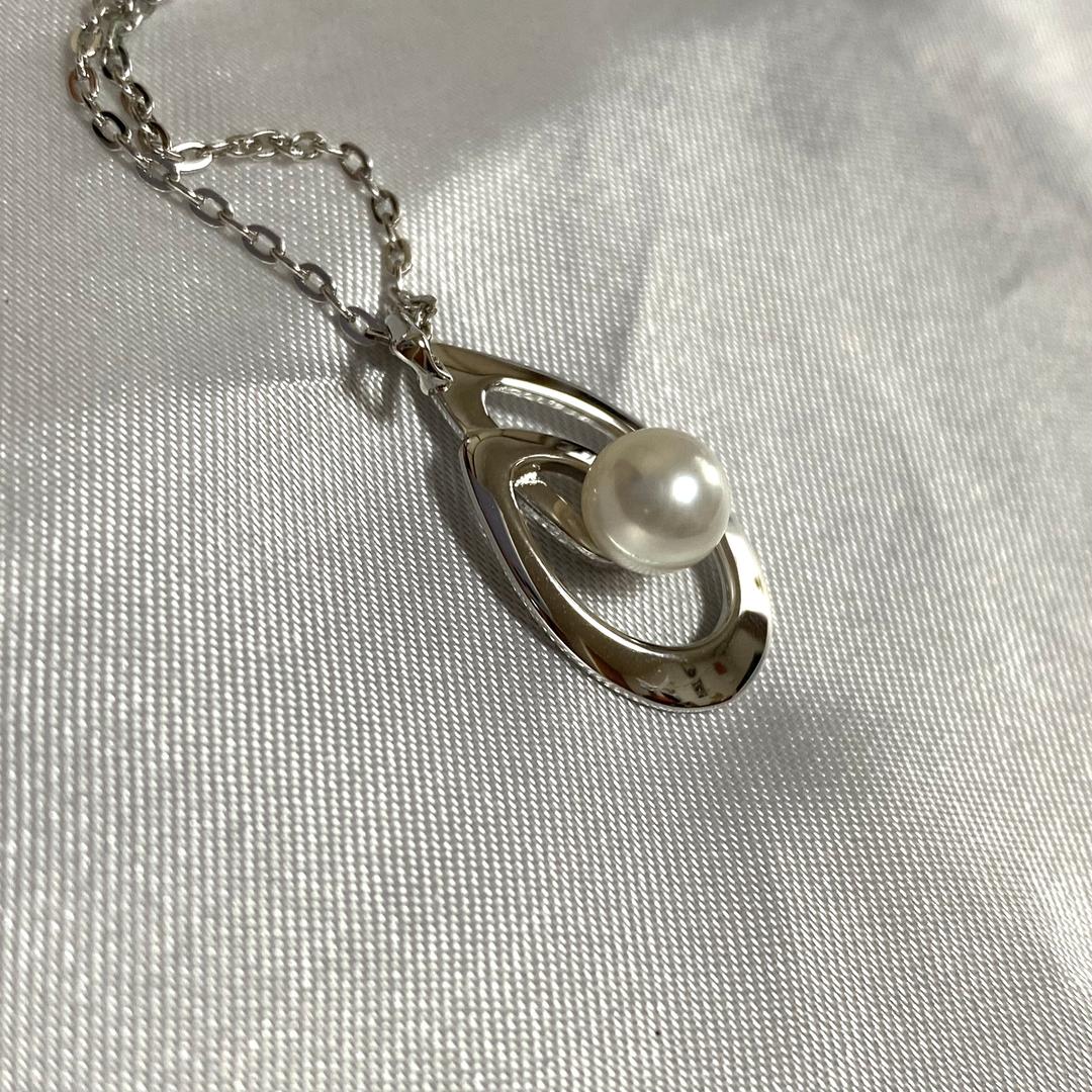 Mikimoto Akoya Pearl Leaf Necklace featuring 6mm pearls and a 1.2 x 2 cm leaf pendant on a 40.5 cm chain