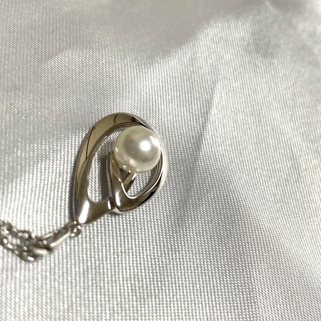 Mikimoto Akoya Pearl Leaf Necklace featuring 6mm pearls and a 1.2 x 2 cm leaf pendant on a 40.5 cm chain