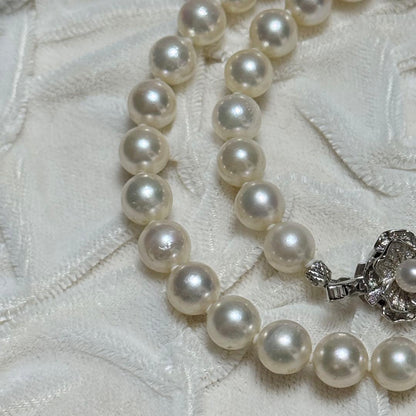 Akoya pearl necklace with 7.5-8.0mm white pearls and silver fittings, 43cm length