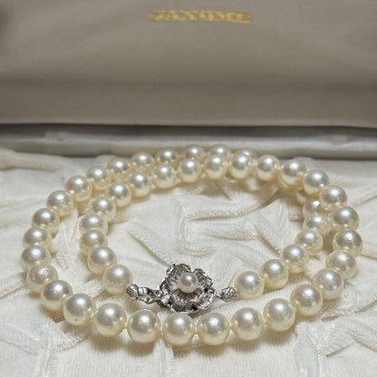 Akoya pearl necklace with 7.5-8.0mm white pearls and silver fittings, 43cm length