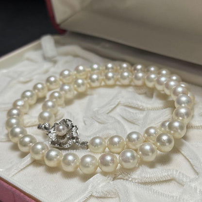 Akoya pearl necklace with 7.5-8.0mm white pearls and silver fittings, 43cm length