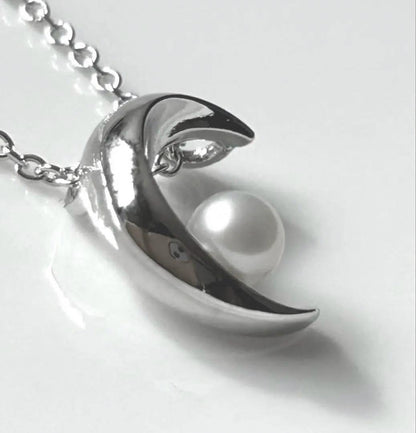 Tasaki pearl crescent necklace with genuine pearls on silver chain, adjustable 42 cm length