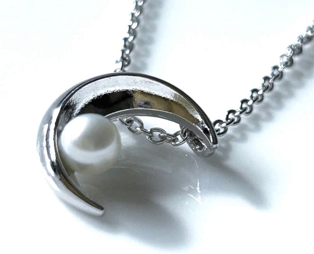 Tasaki pearl crescent necklace with genuine pearls on silver chain, adjustable 42 cm length