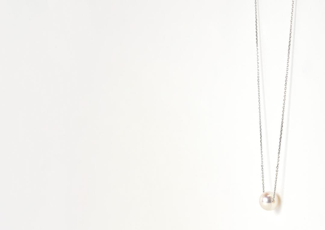 White gold necklace featuring a single 7.8mm Akoya pearl with a sliding adjuster on a 44cm chain