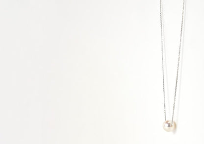 White gold necklace featuring a single 7.8mm Akoya pearl with a sliding adjuster on a 44cm chain