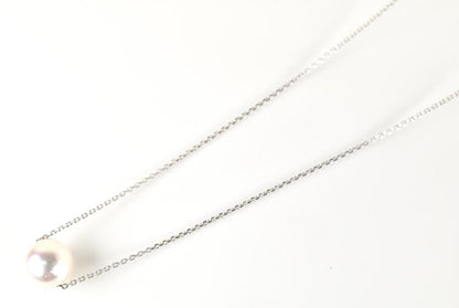 White gold necklace featuring a single 7.8mm Akoya pearl with a sliding adjuster on a 44cm chain