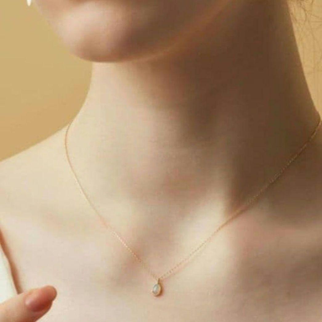 Agat K10 gold necklace with opal pendant measuring 0.6 x 0.4 cm on 40 cm chain