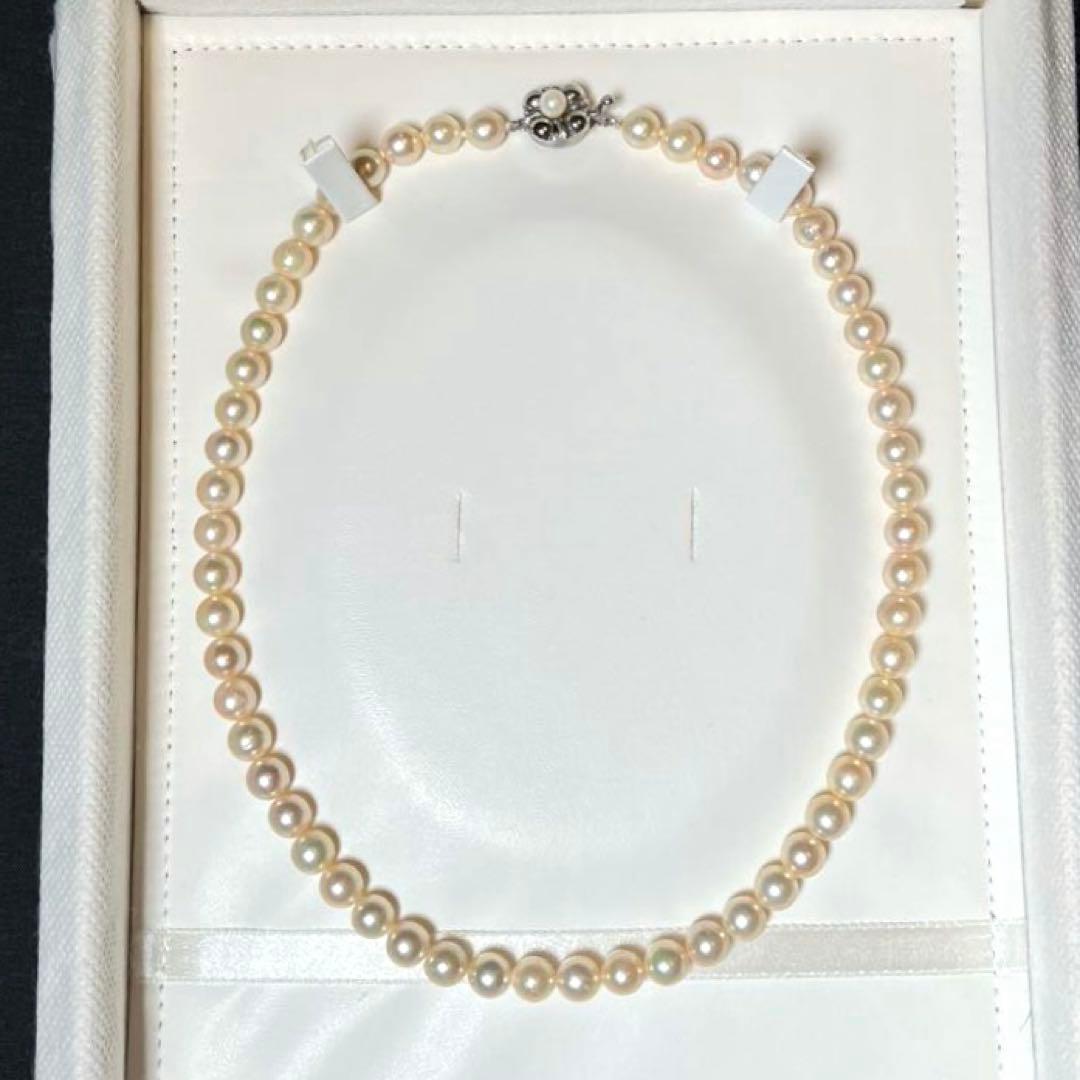 Akoya pearls necklace with 7.0-7.5mm white round pearls and silver stamp on a 42.5 cm chain