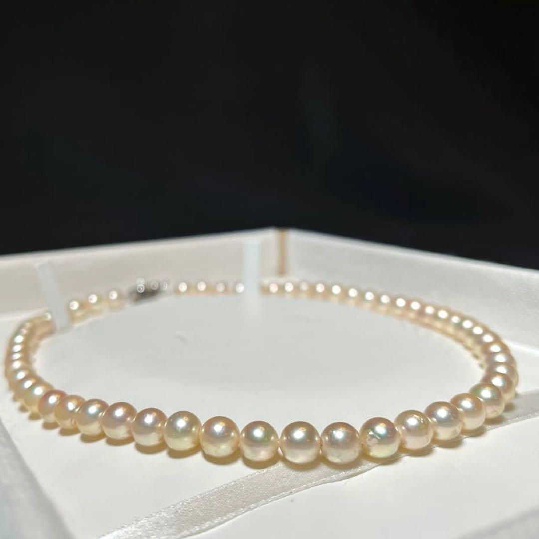 Akoya pearls necklace with 7.0-7.5mm white round pearls and silver stamp on a 42.5 cm chain
