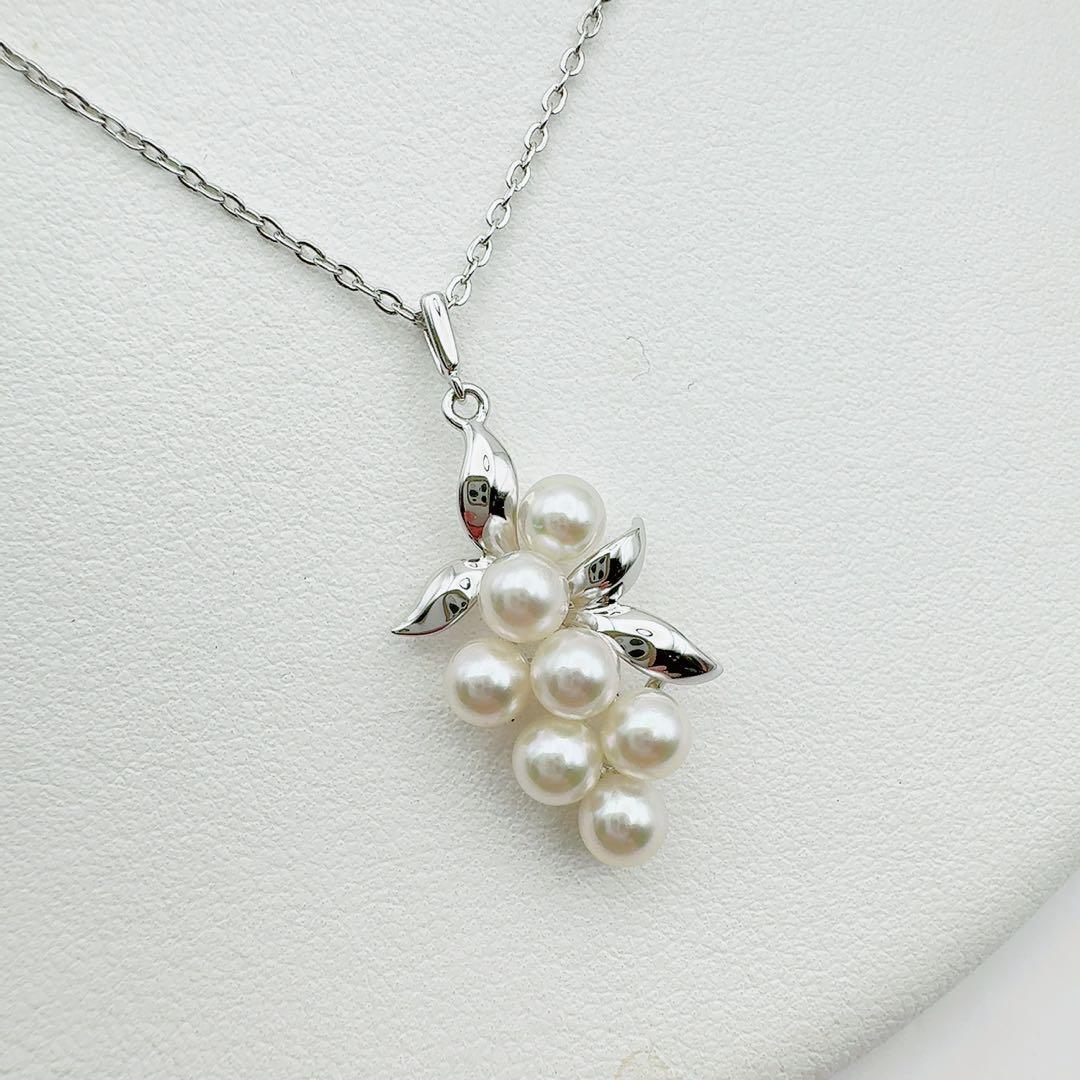 MIKIMOTO Necklace featuring 5mm pearls with 2.7cm pendant and 43cm chain in elegant design