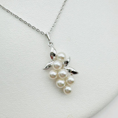 MIKIMOTO Necklace featuring 5mm pearls with 2.7cm pendant and 43cm chain in elegant design