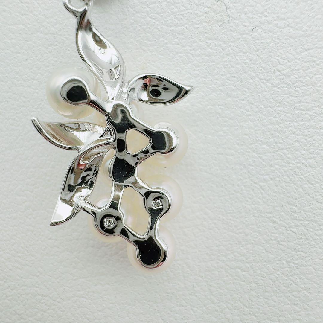 MIKIMOTO Necklace featuring 5mm pearls with 2.7cm pendant and 43cm chain in elegant design