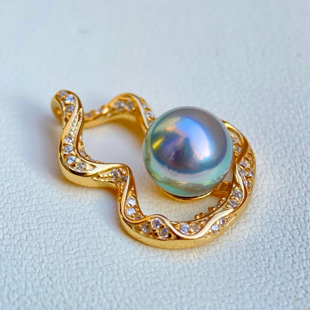 Honmatsu Akoya pearl pendant featuring a 7.28mm round blue tone pearl with S925 18K finish