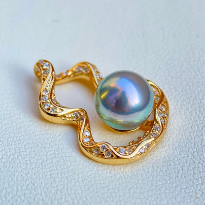 Honmatsu Akoya pearl pendant featuring a 7.28mm round blue tone pearl with S925 18K finish