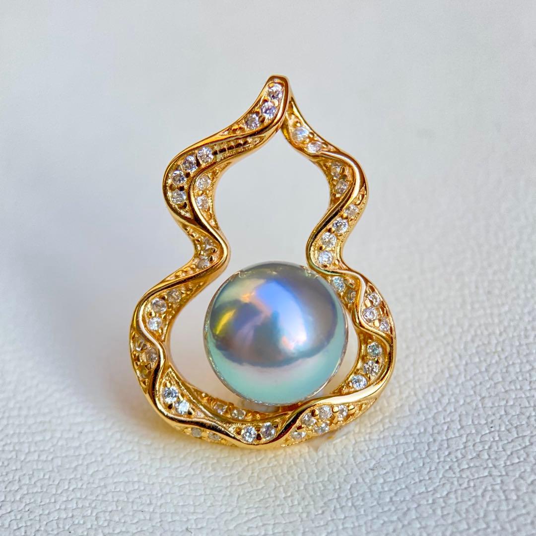 Honmatsu Akoya pearl pendant featuring a 7.28mm round blue tone pearl with S925 18K finish
