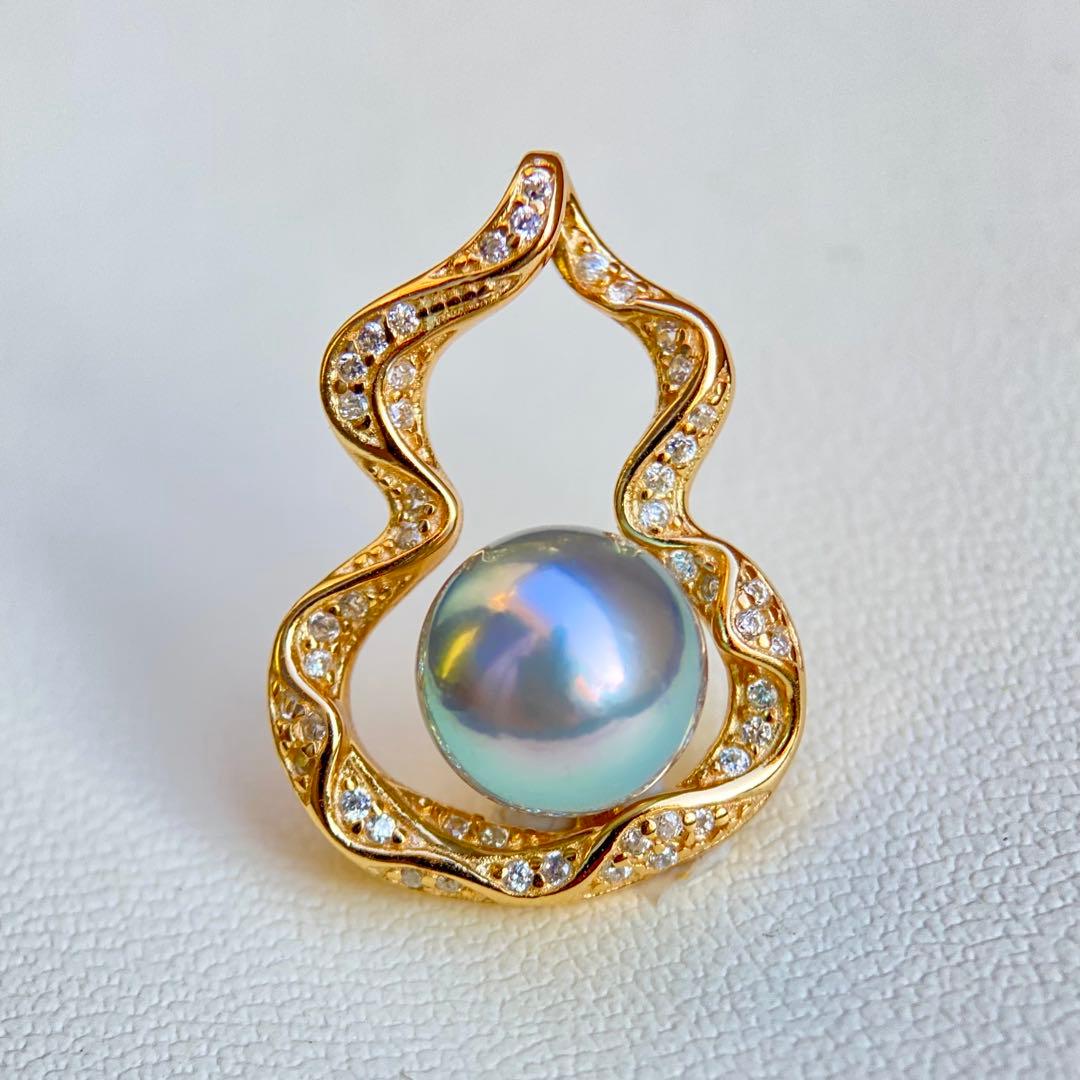 Honmatsu Akoya pearl pendant featuring a 7.28mm round blue tone pearl with S925 18K finish