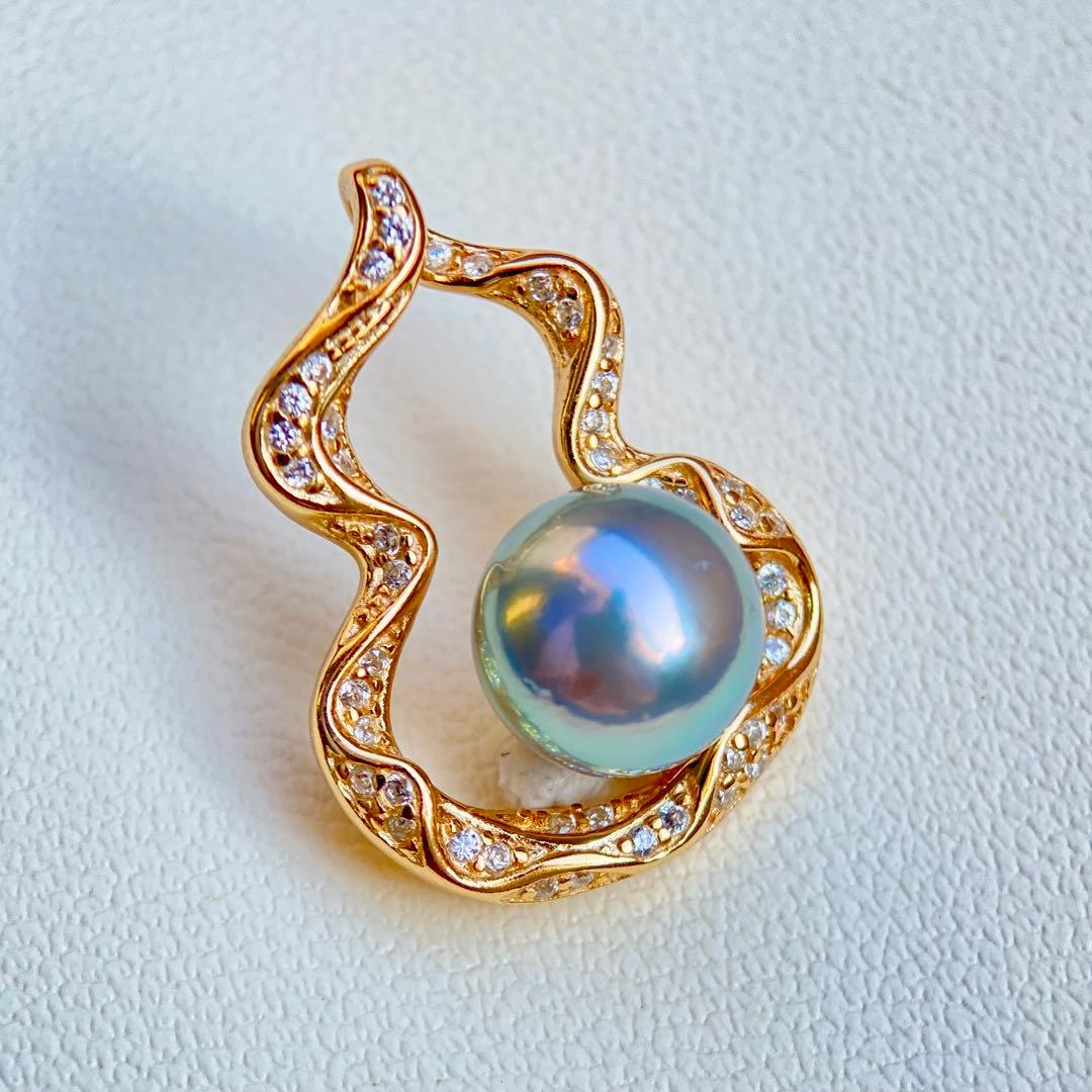 Honmatsu Akoya pearl pendant featuring a 7.28mm round blue tone pearl with S925 18K finish