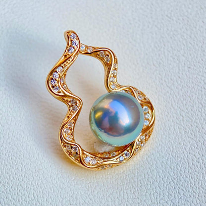 Honmatsu Akoya pearl pendant featuring a 7.28mm round blue tone pearl with S925 18K finish