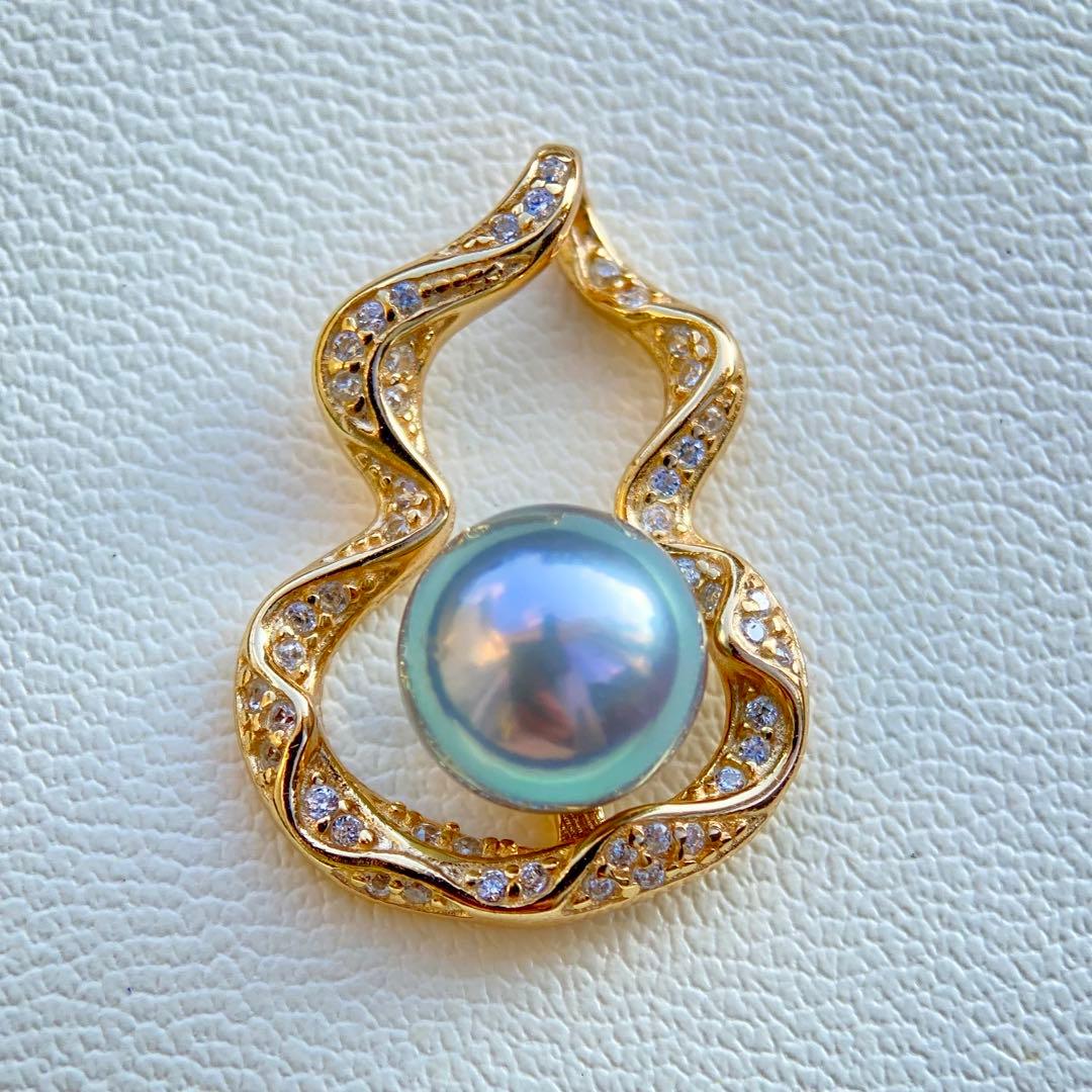 Honmatsu Akoya pearl pendant featuring a 7.28mm round blue tone pearl with S925 18K finish