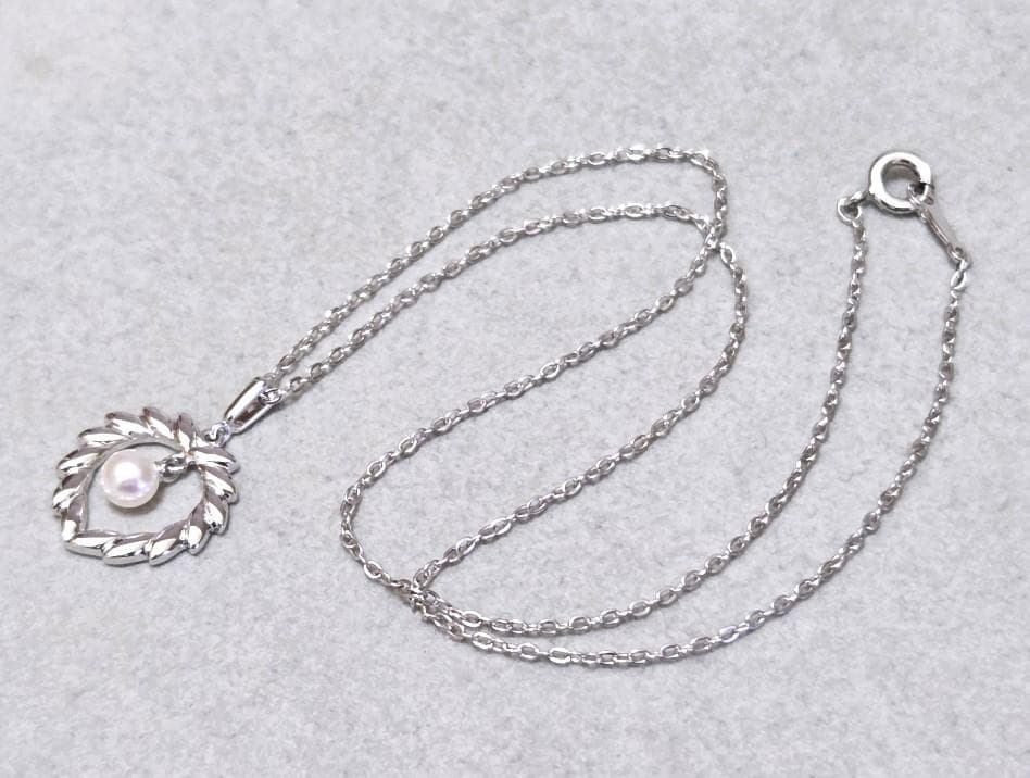 MIKIMOTO Akoya pearl silver necklace, 38 centimeters long with lustrous pearls
