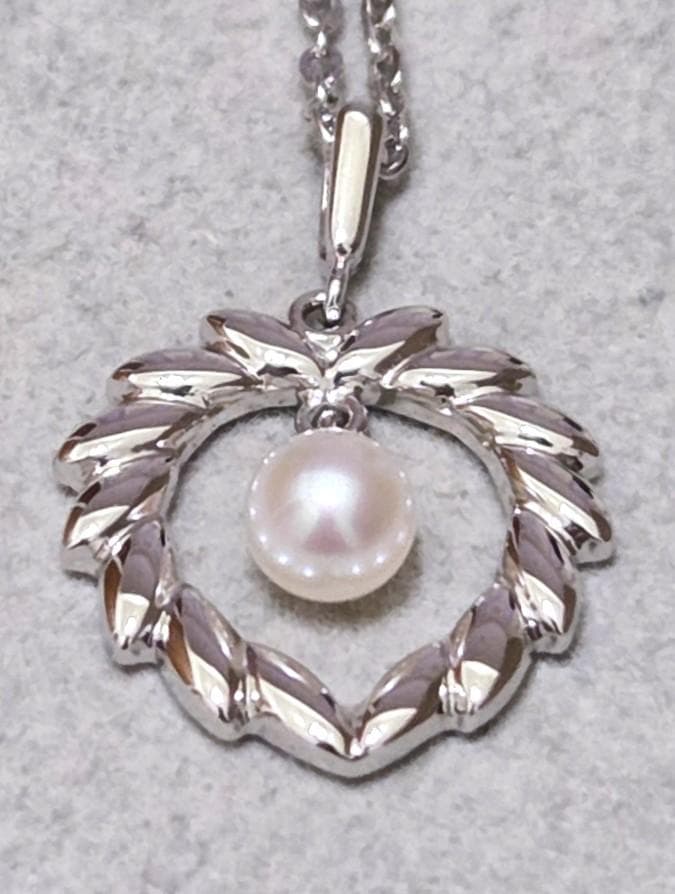 MIKIMOTO Akoya pearl silver necklace, 38 centimeters long with lustrous pearls