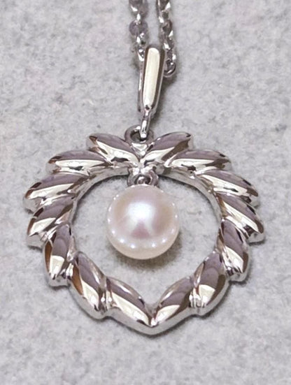 MIKIMOTO Akoya pearl silver necklace, 38 centimeters long with lustrous pearls
