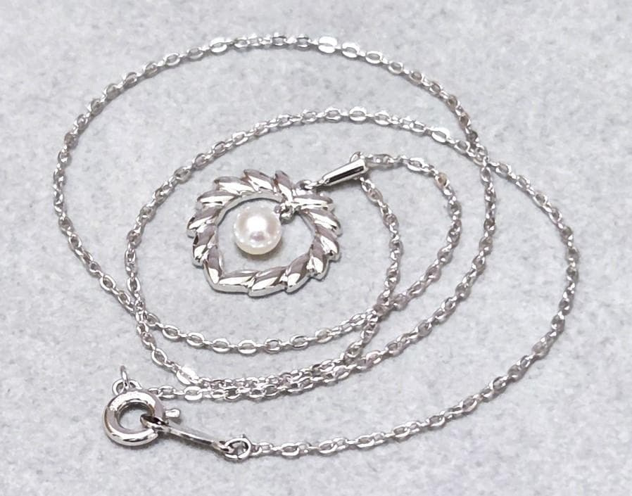 MIKIMOTO Akoya pearl silver necklace, 38 centimeters long with lustrous pearls