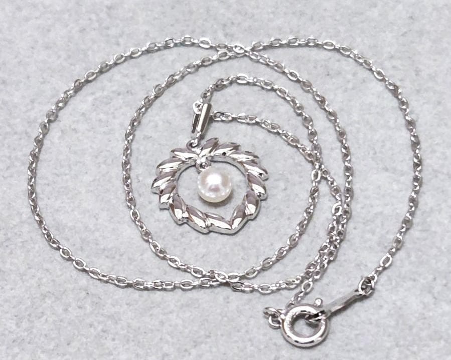 MIKIMOTO Akoya pearl silver necklace, 38 centimeters long with lustrous pearls