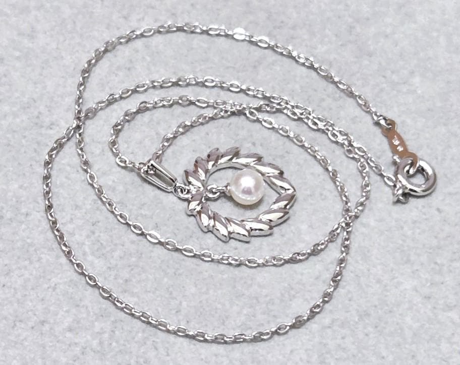 MIKIMOTO Akoya pearl silver necklace, 38 centimeters long with lustrous pearls