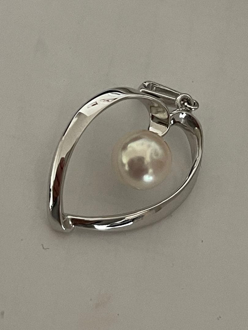 Mikimoto silver necklace pendant featuring one small pearl with S mark in used condition