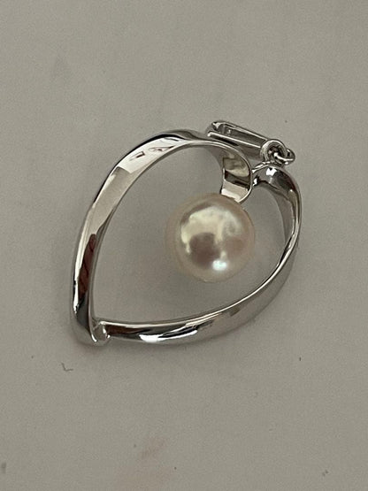 Mikimoto silver necklace pendant featuring one small pearl with S mark in used condition