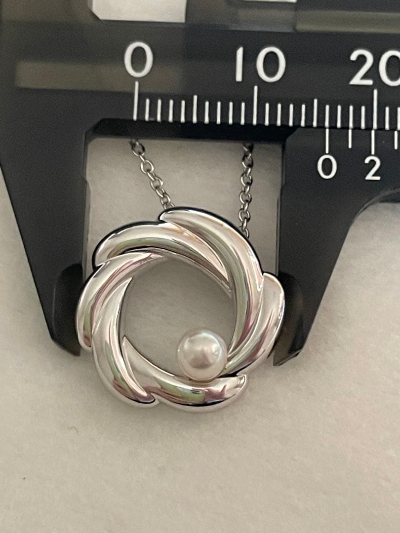TASAKI Flora Pearl Necklace Pendant featuring a 4mm freshwater pearl and adjustable 38-41cm chain with removable top