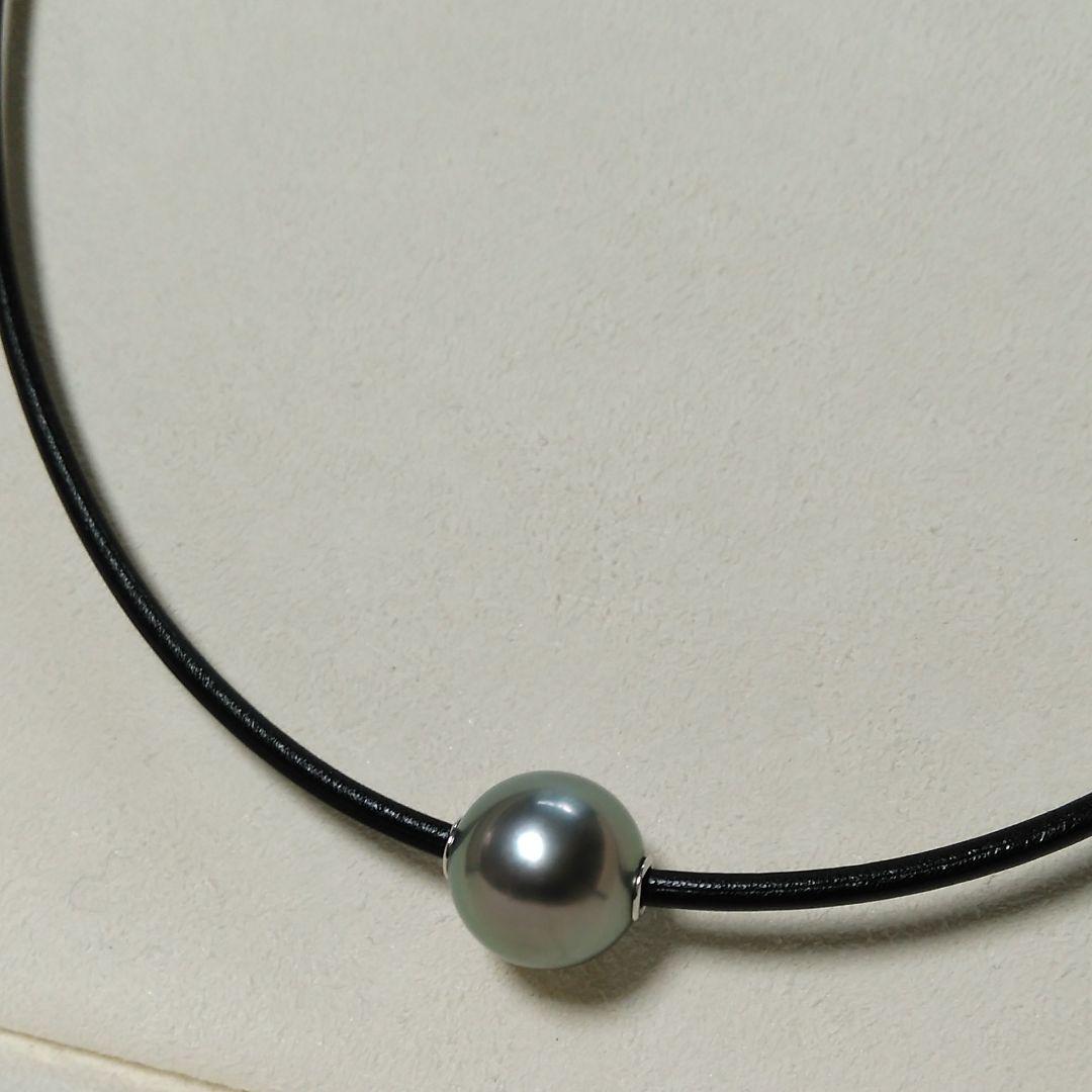 Mikimoto gray choker necklace featuring a single movable pearl, adjustable length 39 to 43 centimeters