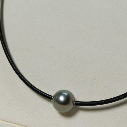 Mikimoto gray choker necklace featuring a single movable pearl, adjustable length 39 to 43 centimeters