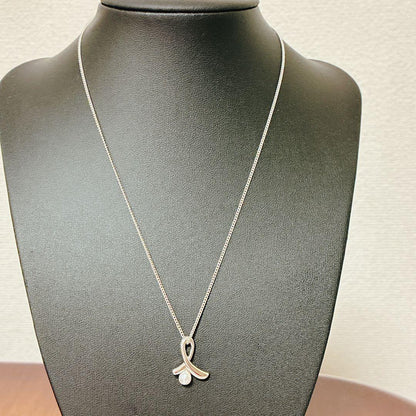 Tasaki Ribbon Pearl Necklace in silver with 40cm chain and 4.8mm pearl showing ribbon design
