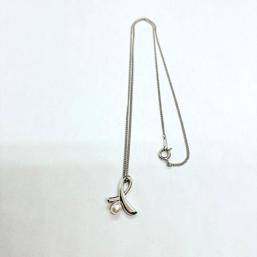 Tasaki Ribbon Pearl Necklace in silver with 40cm chain and 4.8mm pearl showing ribbon design
