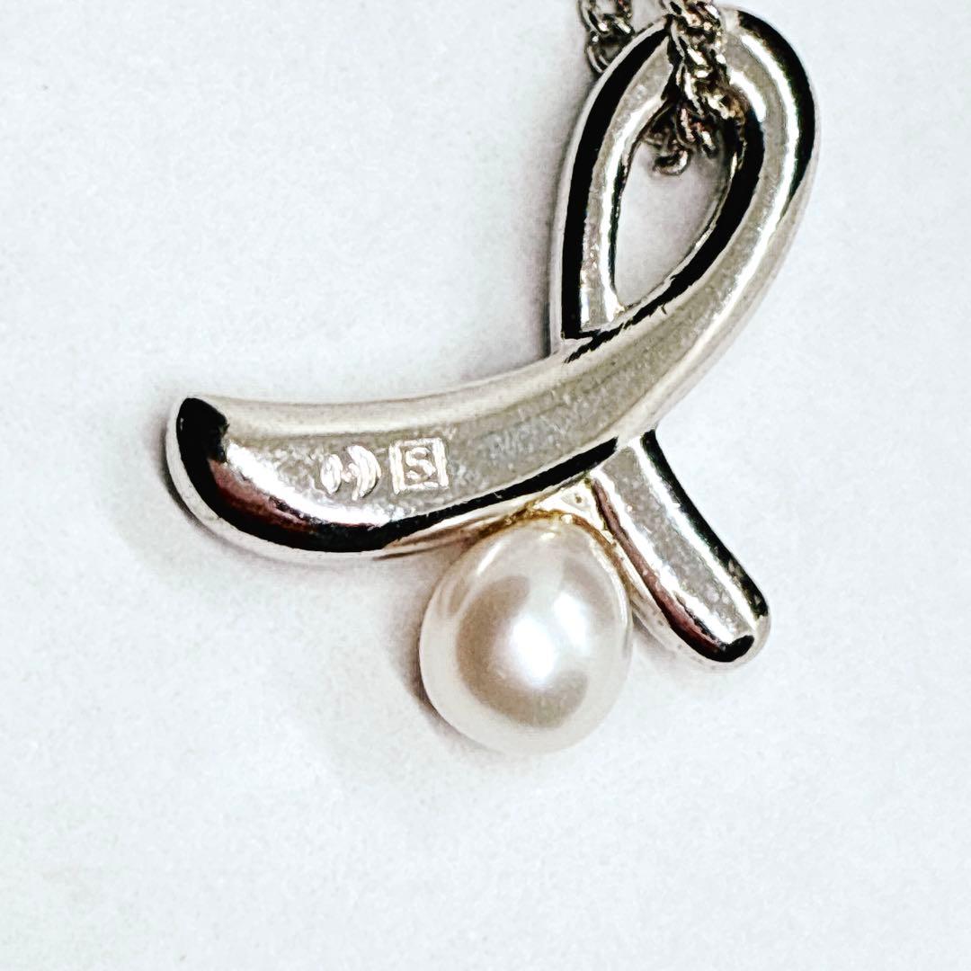 Tasaki Ribbon Pearl Necklace in silver with 40cm chain and 4.8mm pearl showing ribbon design